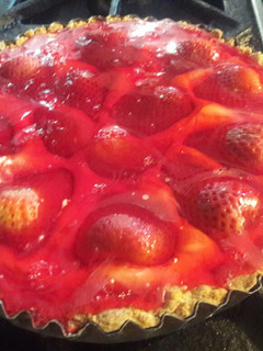 Una foto de Tarta de frutilla con crema y gelatina