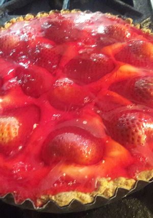 Una foto de Tarta de frutilla con crema y gelatina
