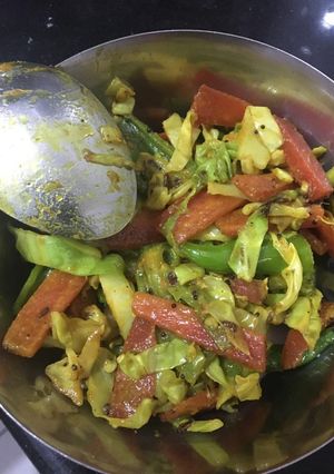 કોબીજ ગાજર મરચાનો સંભારો (Cabbage Gajar Marcha Sambharo Recipe In Gujarati) રેસીપી મુખ્ય ફોટો