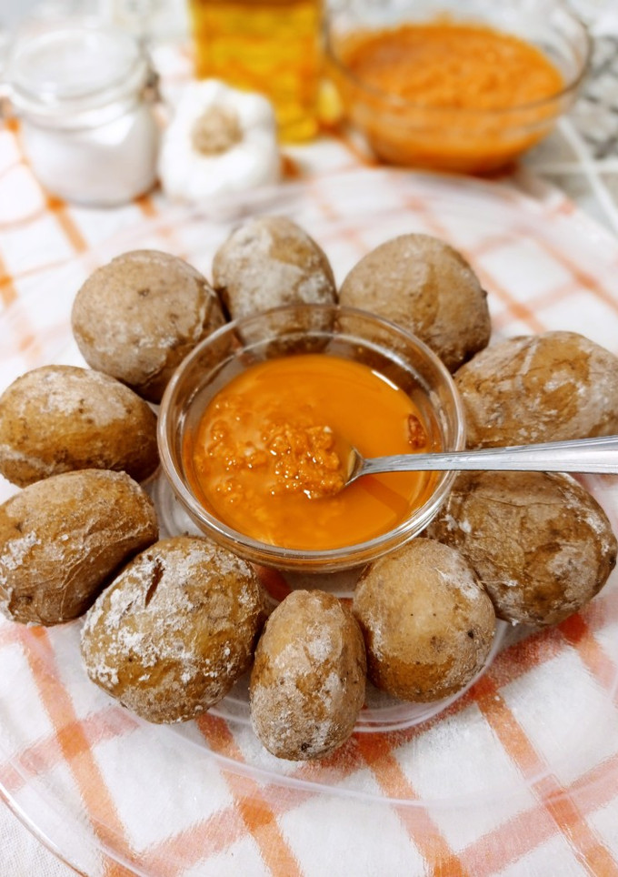 Una foto de Patatas arrugadas con mojo picón 😋