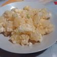 Ensalada de papas, huevo sancochado y cebollín