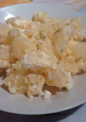 Una foto de Ensalada de papas, huevo sancochado y cebollín