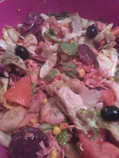 Una foto de Ensalada completa de pollo con aromas de café