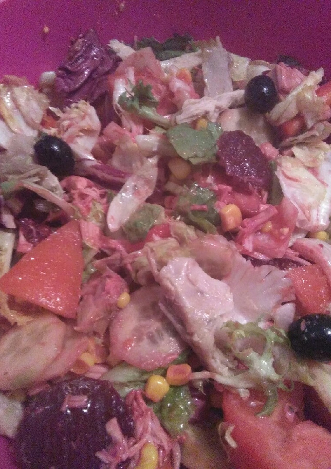 Una foto de Ensalada completa de pollo con aromas de café
