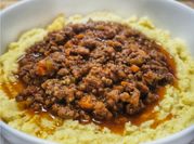 Una foto de polenta con carne