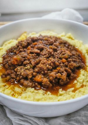 Una foto de Polenta con salsa estilo Ragú