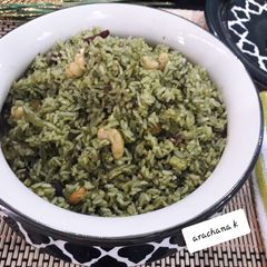 A picture of Palak paneer fried rice.