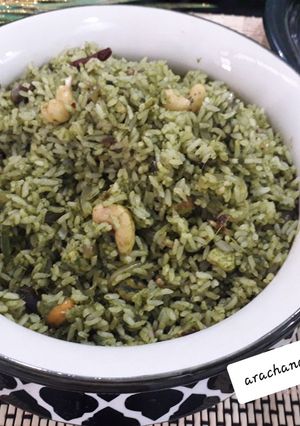 A picture of Palak paneer fried rice.