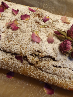 Una foto de Pastel de té de rosas y limón