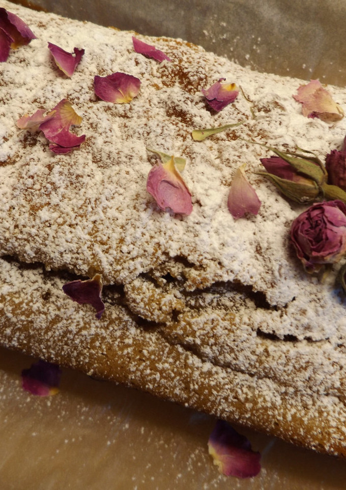 Una foto de Pastel de té de rosas y limón