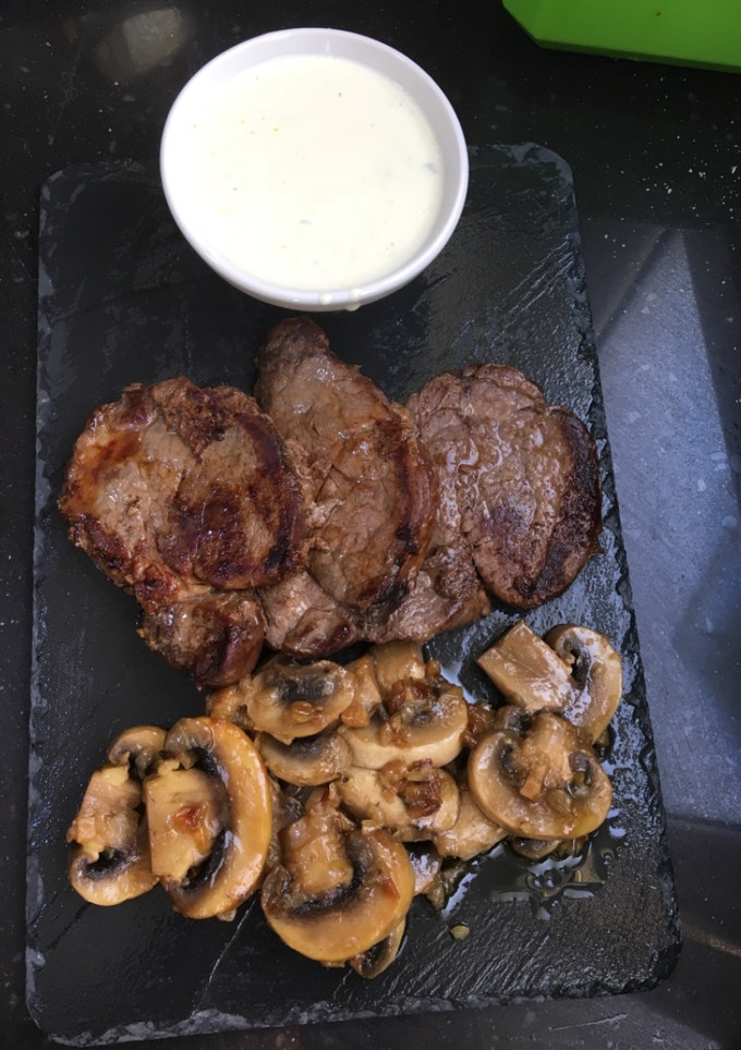 Una foto de Solomillo de ternera al roquefort con champiñones 🍄