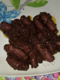 Una foto de Salchichas encebolladas al vino