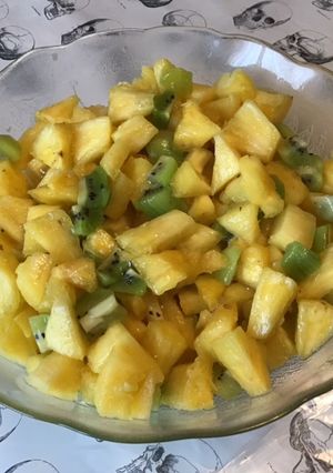 Une photo de Salade d'ananas aux kiwis et jus de pêches