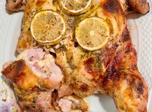 Una foto de Pollo Relleno con Jamón, Queso, aceitunas y Morrón...casi como el de mi suegra 😉