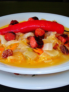 Una foto de Sopa de col chino picante con chistorra