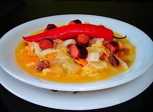 Foto principal de Sopa de col chino picante con chistorra
