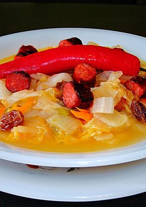 Una foto de Sopa de col chino picante con chistorra