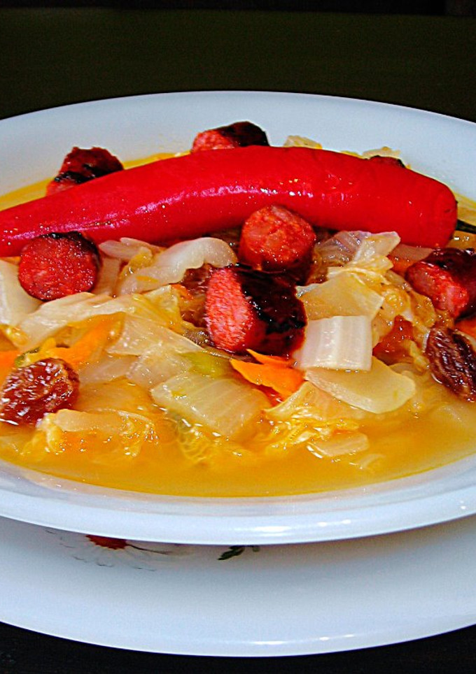 Una foto de Sopa de col chino picante con chistorra