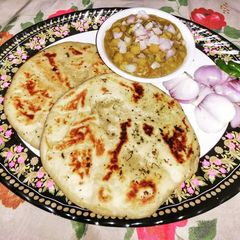 A picture of Chole kulche.