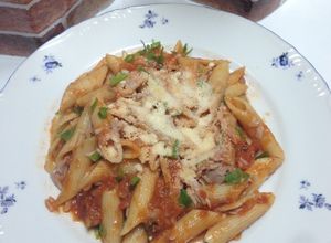 Una foto de Pasta Penne en Salsa Roja Casera con Atún !