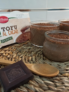 Una foto de Vasitos de postre de tofu, plátano y chocolate 🍫 🥣🍌