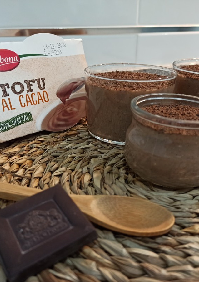 Una foto de Vasitos de postre de tofu, plátano y chocolate 🍫 🥣🍌