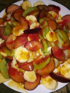 صورة لوصفة الكريب مع الفاكهة وصوص الكراميل والفراولة 🍓🍒🍎🍌