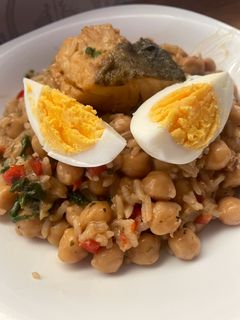 Una foto de Garbanzos con bacalao y espinacas