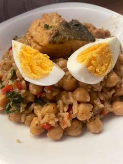 Una foto de Garbanzos con bacalao y espinacas