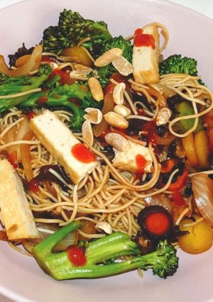 Une photo de Wok de nouilles chinoises aux légumes (vegan)