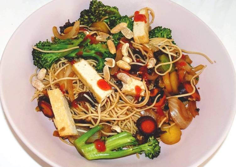 Wok de nouilles chinoises aux légumes (vegan)