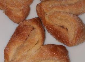 صورة لوصفة حلوى فرنسية بالعجينة المورقة les palmiers