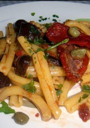 Foto di Casarecce con Pomodori Secchi Sottolio, Olive Taggiasche e Capperi