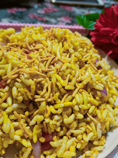 चटपटी मसालेदार भेल(chatpati masaledar bhel recipe in hindi) रेसिपी मुख्य फोटो