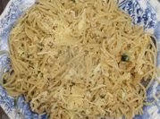 Una foto de fideo con ajo y perejil