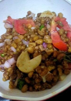 A picture of Moong chat.