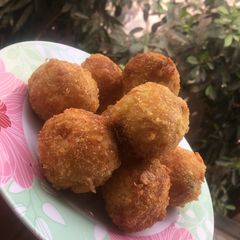 A picture of Chicken yam balls.