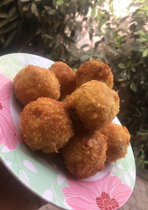A picture of Chicken yam balls.