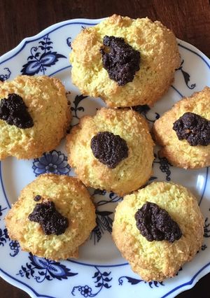 A picture of California Farm Coconut Chocolate Macaroon Cookies.