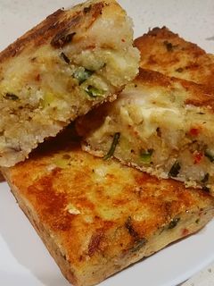 વેજીટેબલ રવા હાંડવો (Vegetable Rava Handvo Recipe In Gujarati) રેસીપી મુખ્ય ફોટો