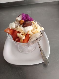 Una foto de Ensalada con yoguth y queso 🍅🍏🍓