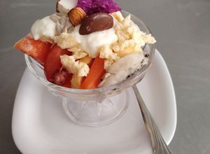 Una foto de Ensalada  con yoguth y queso 🍅🍏🍓
