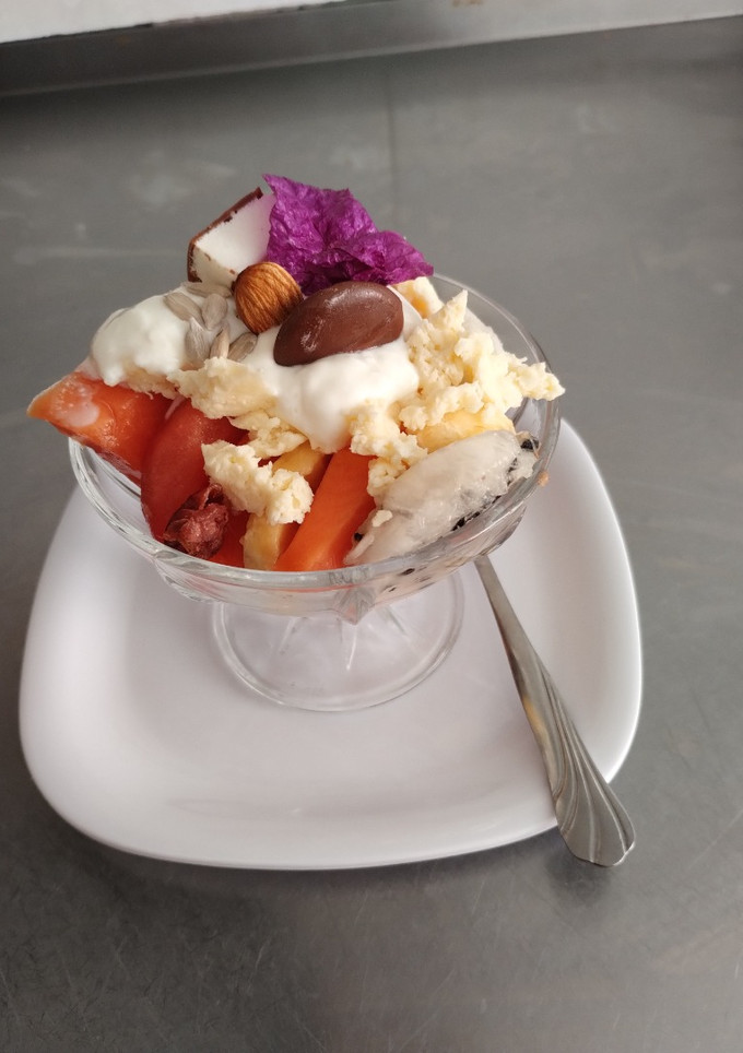 Una foto de Ensalada  con yoguth y queso 🍅🍏🍓