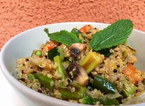Una foto de Quinoa infusionada al tamari y verduras al gusto