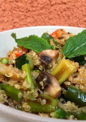Una foto de Quinoa infusionada al tamari y verduras al gusto