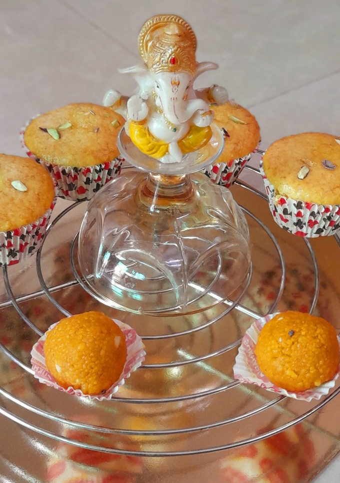 મોતીચુર લાડુ મફીનસ (Motichoor Ladoo Muffins Recipe In Gujarati) રેસીપી મુખ્ય ફોટો
