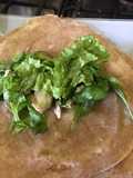 Wraps de pollo y hojas verdes
