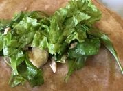 Una foto de wrap integral de pollo