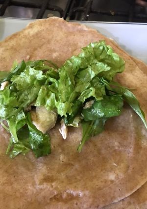 Una foto de Wraps de pollo y hojas verdes