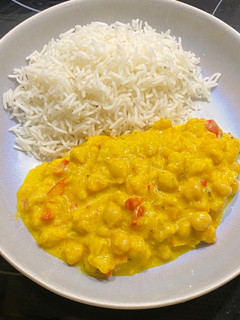 Una foto de Garbanzos en salsa de curry y mango con arroz basmati 🍚🥭